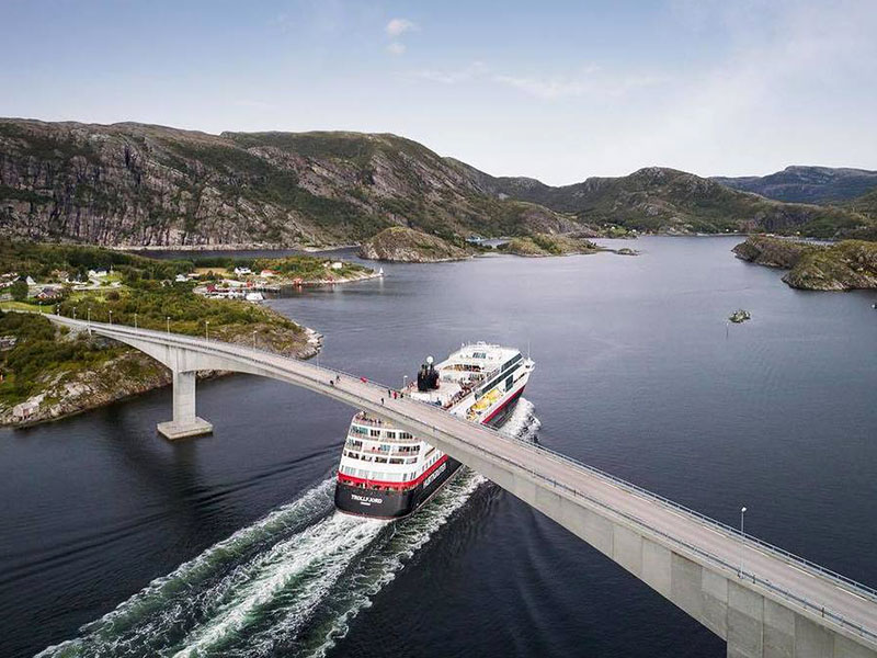hurtigruten teaser - a big ship is crossing under the bridge